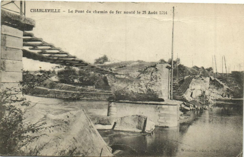 Carte postale ancienne Charleville - Le Pont du chemin de Fer souté le 25 Aout 1914