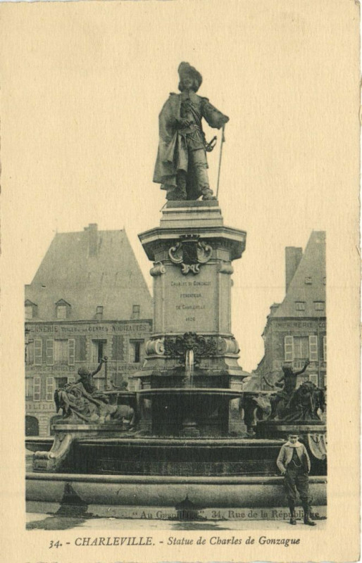 Carte postale ancienne Charleville - Statue de Charles de Gonzague