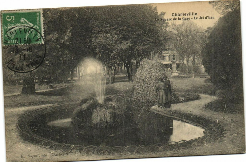 Carte postale ancienne Charleville - Le Square de la Gare - Le Jet d'Eau