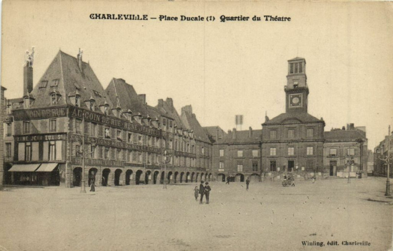 Carte postale ancienne Charleville - Place Ducale - Quartier du Théatre