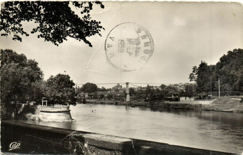 Carte postale ancienne Charleville - Quai Joan Chareot