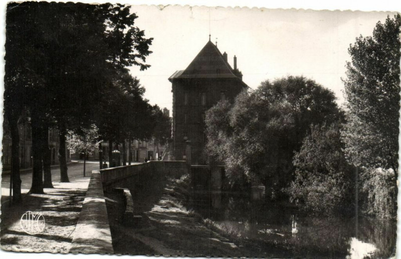 Carte postale ancienne Charleville Le Vieux Moulin