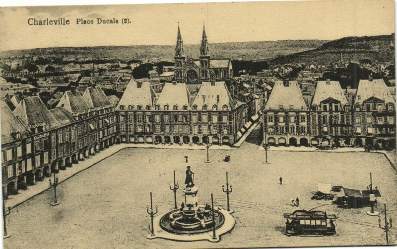 Carte postale ancienne Charleville Place Ducale