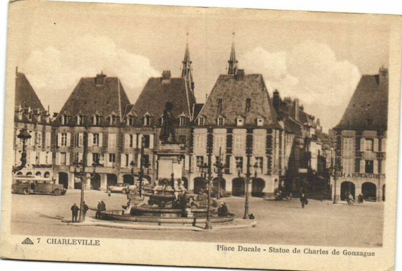 Carte postale ancienne Charleville Place Ducale - Statue de Charles de Gonzague