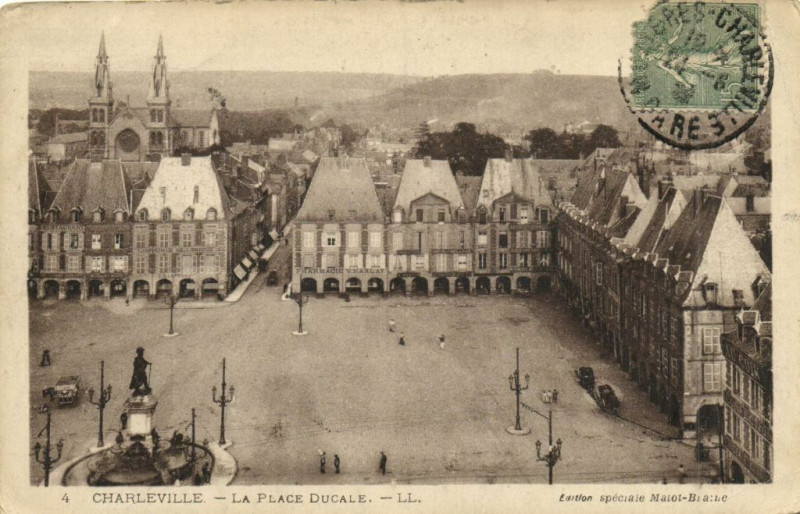 Carte postale ancienne Charleville - La Place Ducale