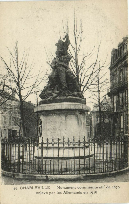 Carte postale ancienne Charleville - Monument commémoratif de 1871 enlevé par les ..