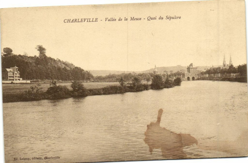 Carte postale ancienne Charleville - Vallée de la Mouse - Quai du Sépulcre