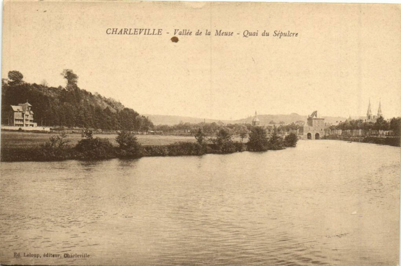 Carte postale ancienne Charleville - Vallée de la Meuse - Quai du Sépulcre