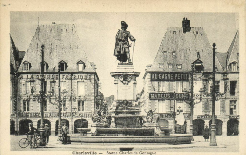 Carte postale ancienne Charleville - Statue Charles de Gonzague