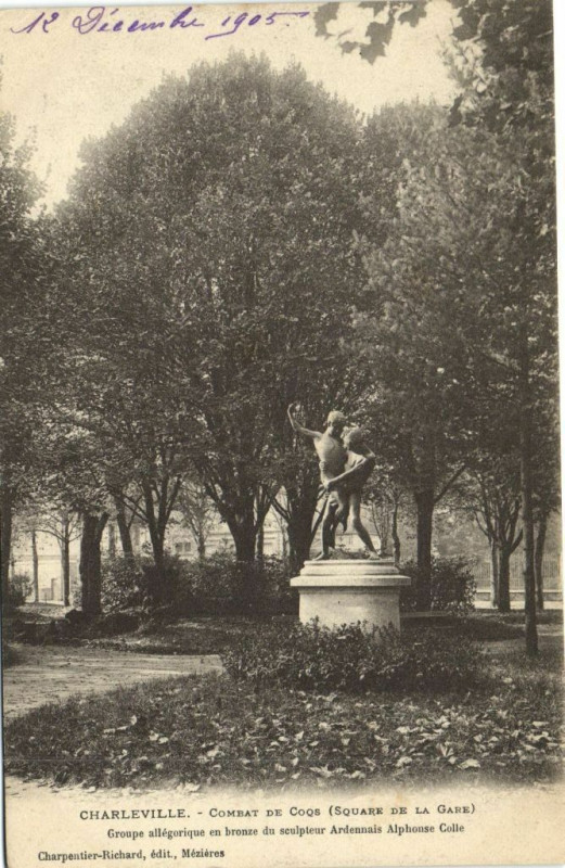 Carte postale ancienne Charleville - Combat de Coqs (Square de la Gare)