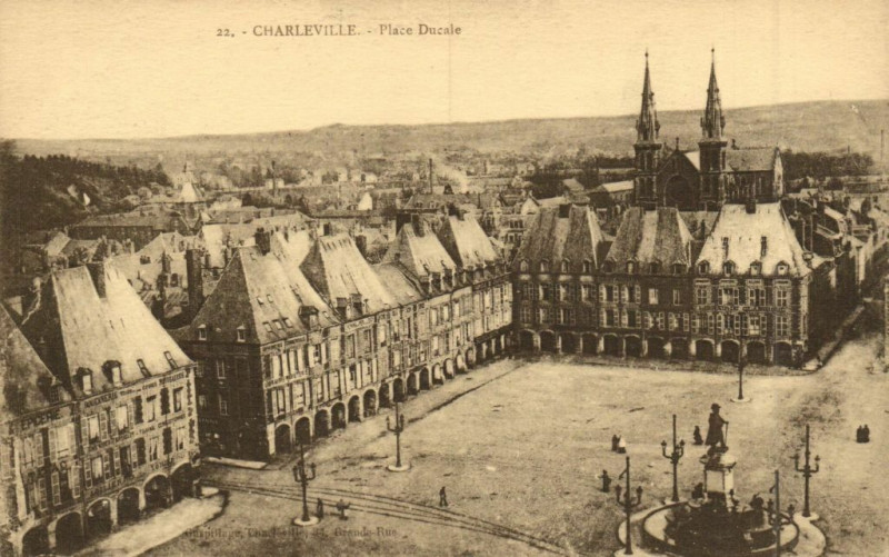 Carte postale ancienne Charleville - Place Ducale