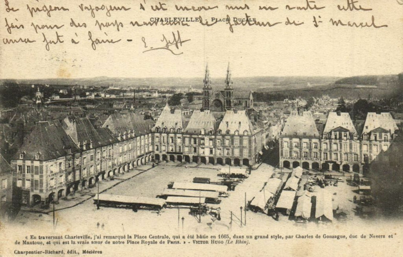 Carte postale ancienne Charleville - Place Ducale