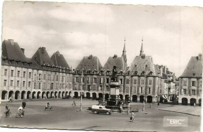 Carte postale ancienne Charleville - La Place Ducale