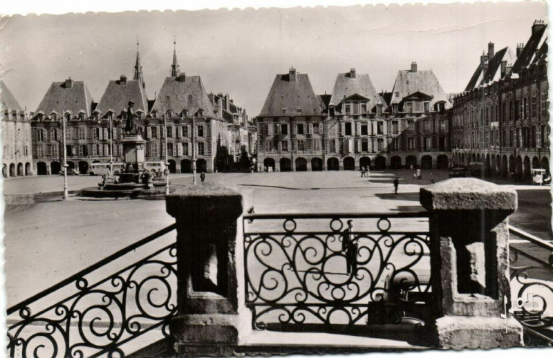 Carte postale ancienne Charleville - Place Ducale (1606-1612) Maisone de ... à Son