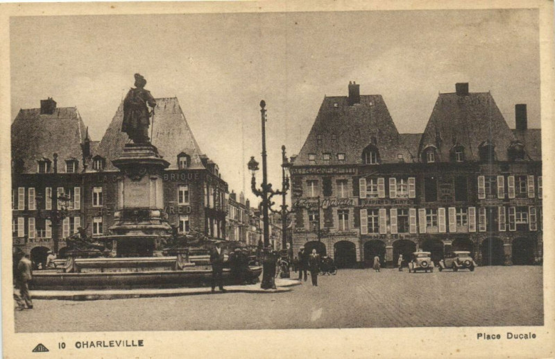 Carte postale ancienne Charleville - Place Ducale
