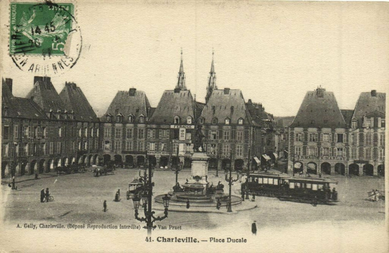 Carte postale ancienne Charleville - Place Ducale