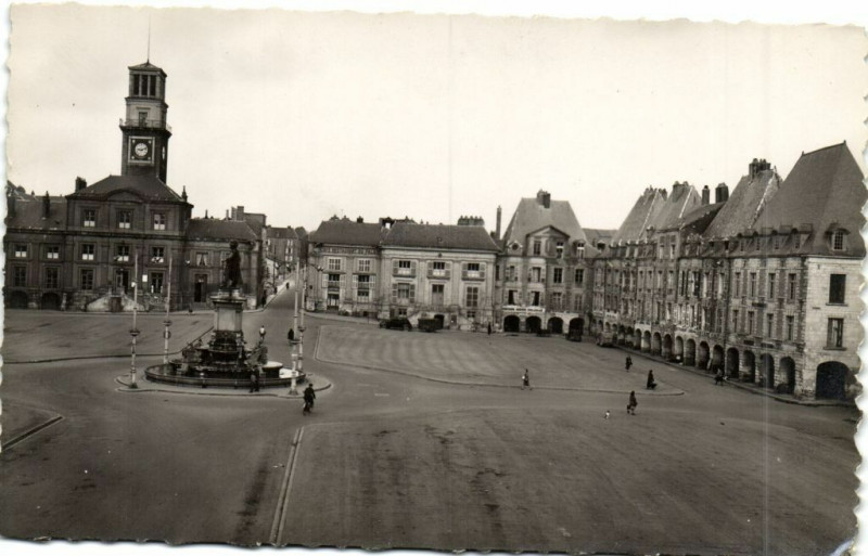 Carte postale ancienne Charleville - Place Ducale