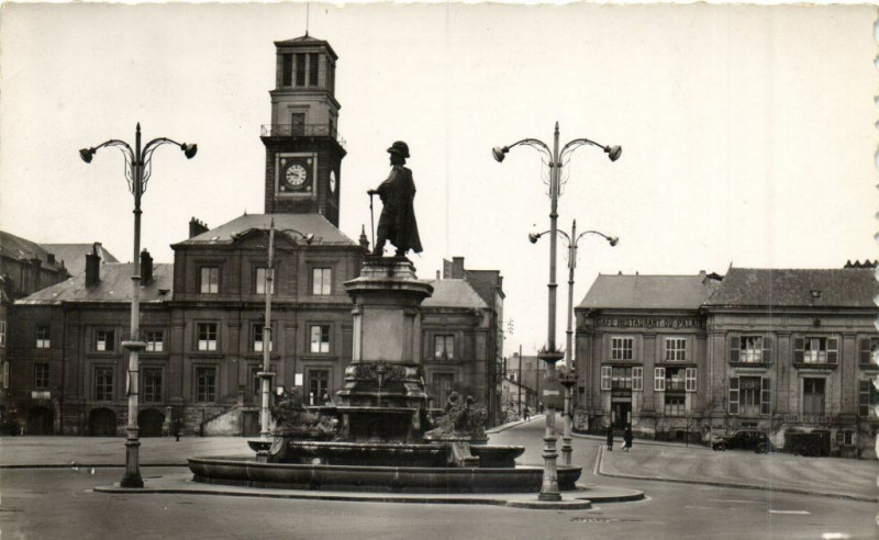 Carte postale ancienne Charleville - Hotel-de-Ville et Statue de Charles ...