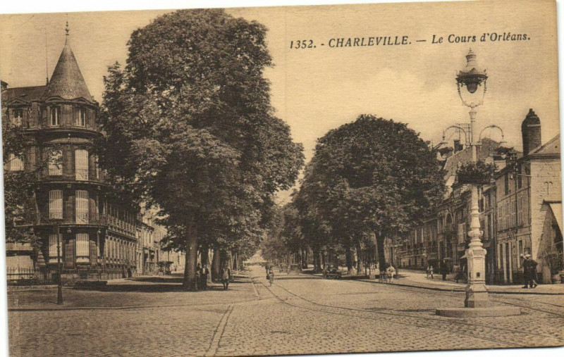 Carte postale ancienne Charleville - Le Cours d'Orléans