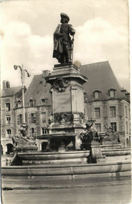 Carte postale ancienne Charleville - Place Ducale et Statue de Charles de ..