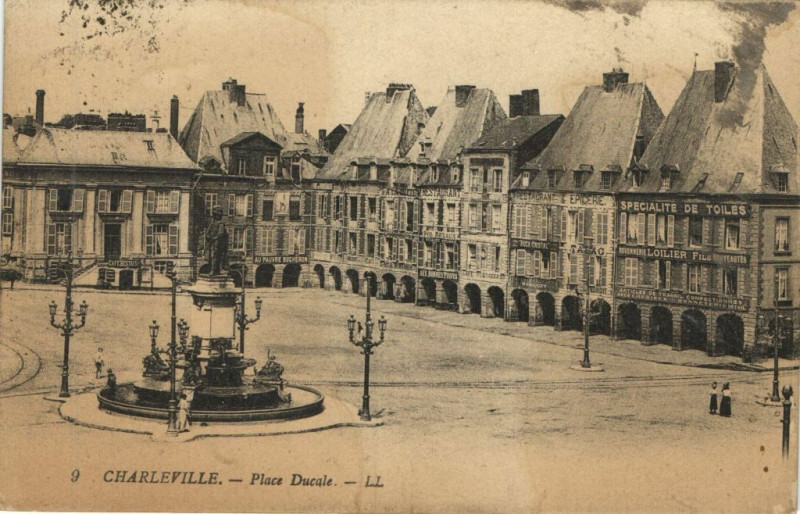 Carte postale ancienne Charleville - Place Ducale