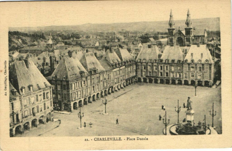 Carte postale ancienne Charleville - Place Ducale