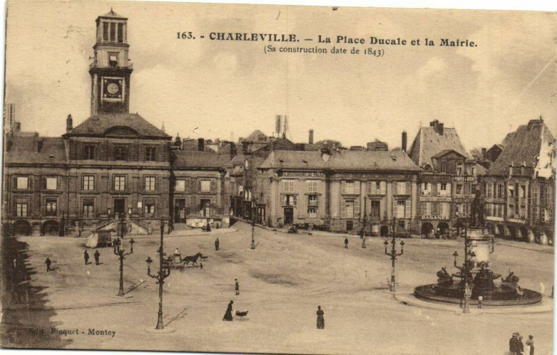 Carte postale ancienne Charleville - La Place Ducale et la Mairie