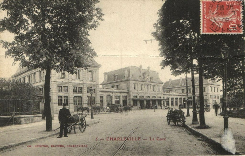 Carte postale ancienne Charleville - La Gare