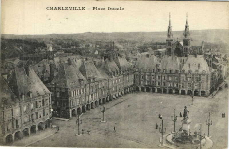 Carte postale ancienne Charleville - Place Ducale