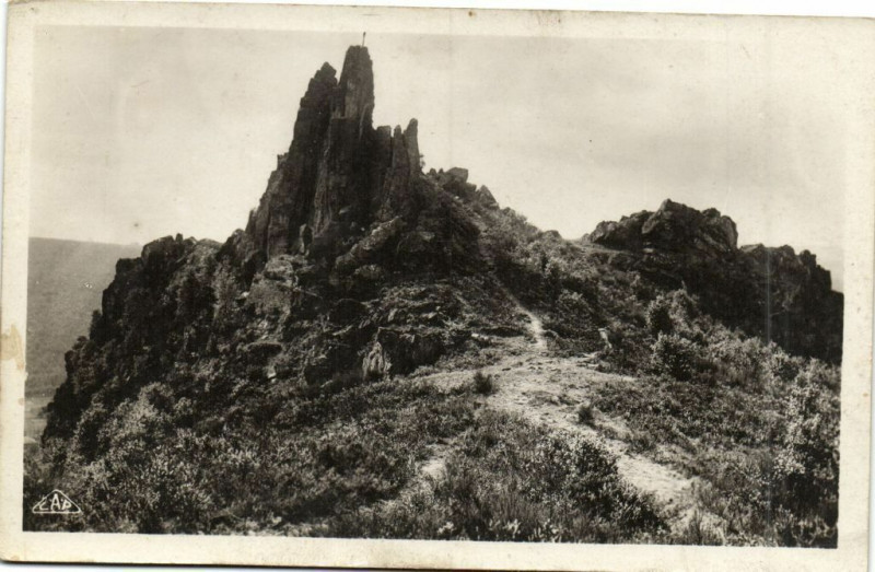 Carte postale ancienne Vallée de la Meuse Chateau-Regnault - Rocher Bayard