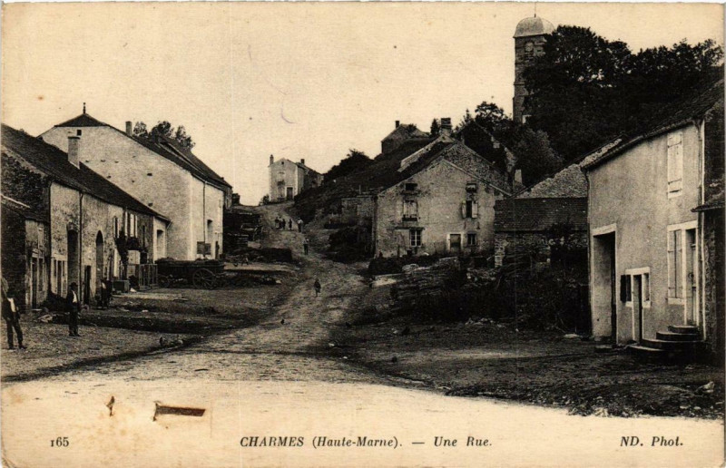 Carte postale ancienne Charmes Une Rue à Charmes