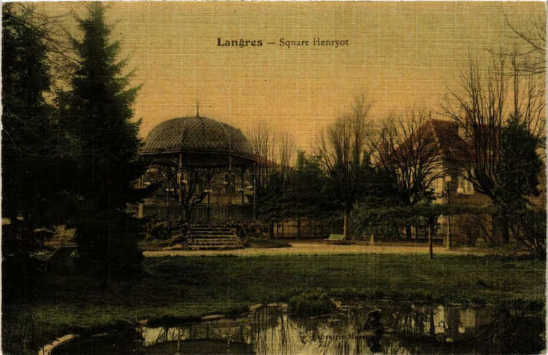 Carte postale ancienne Langres Square Henryot à Langres
