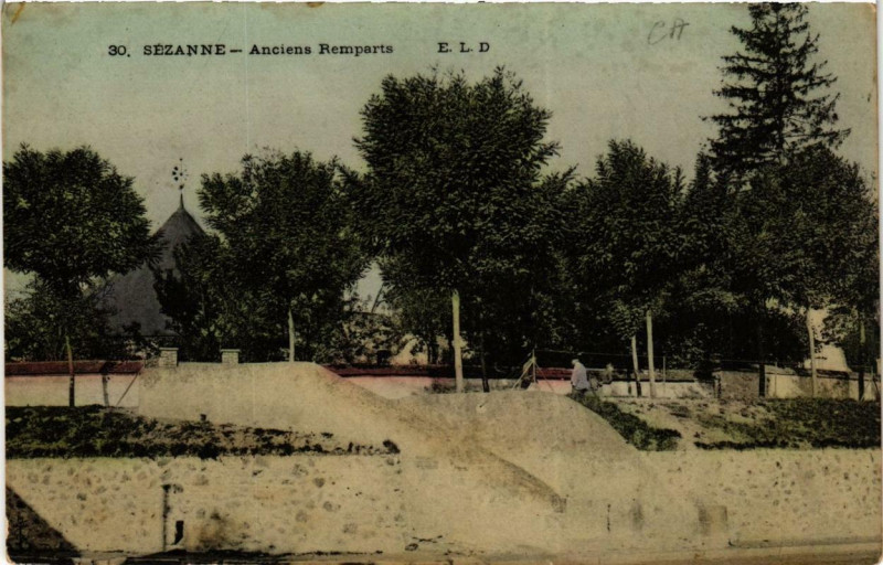 Carte postale ancienne Sezanne Anciens Remparts