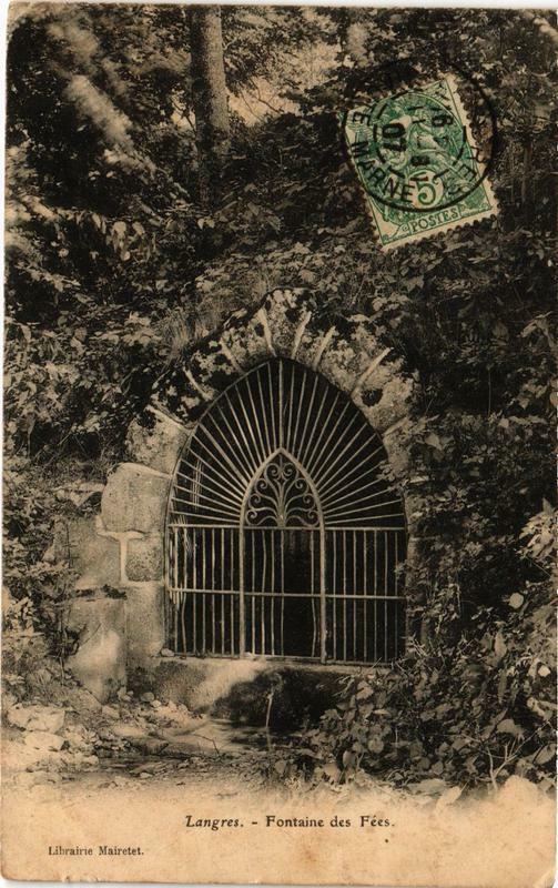 Carte postale ancienne Langres Fontaine des Fées à Langres