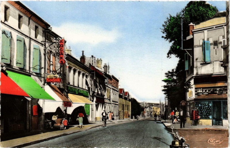 Carte postale ancienne Saint-Dizier La Rue Gambetta à Saint-Dizier