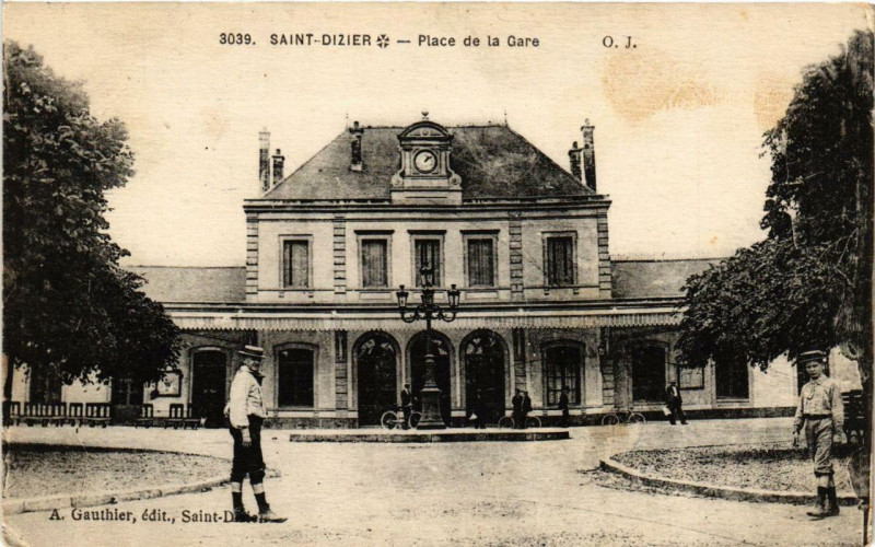 Carte postale ancienne Saint-Dizier Place de la Gare à Saint-Dizier
