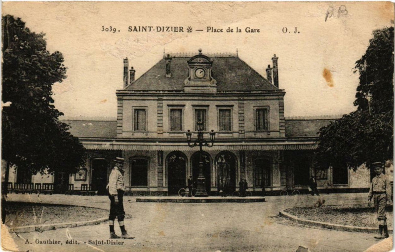 Carte postale ancienne Saint-Dizier Place de la Gare à Saint-Dizier