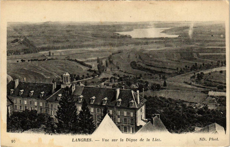 Carte postale ancienne Langres Vue sur la Digue de la Liez à Langres