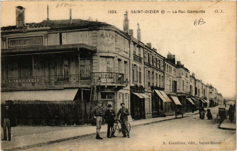 Carte postale ancienne Saint-Dizier La Rue Gambetta à Saint-Dizier