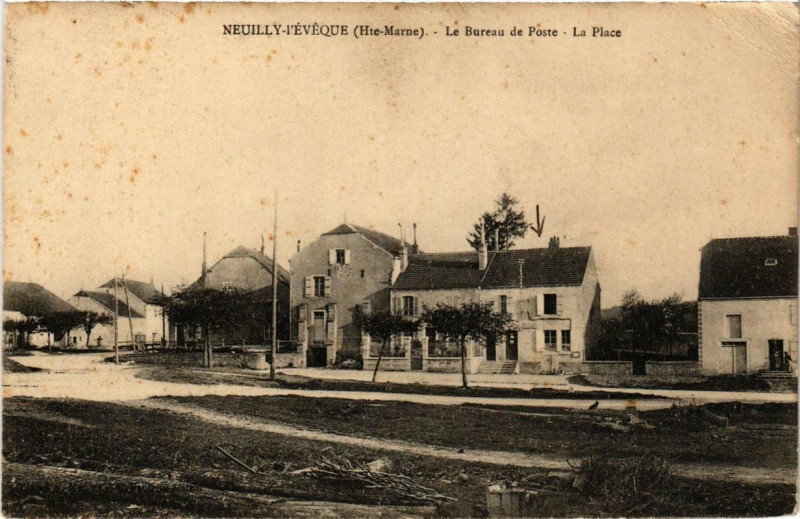 Carte postale ancienne Neuilly-l'Eveque Le Bureau de Poste - La Place à Neuilly-l'Évêque