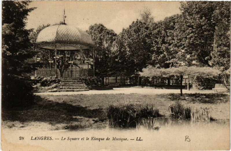 Carte postale ancienne Langres Le Square et le Kiosque de Musique à Langres