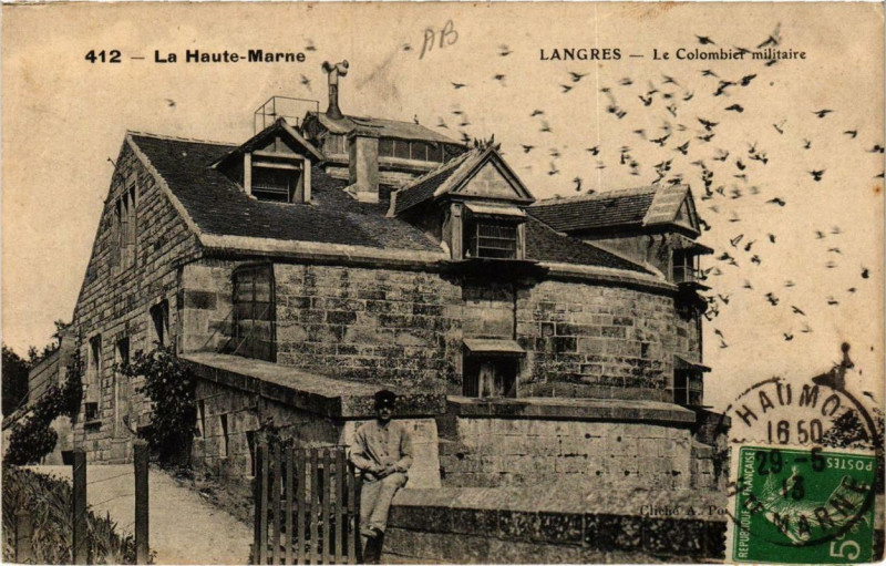Carte postale ancienne La Haute-Marne Langres Le Colombier militaire à Langres