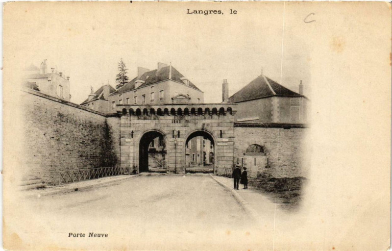 Carte postale ancienne Langres le Porte Neuve à Langres