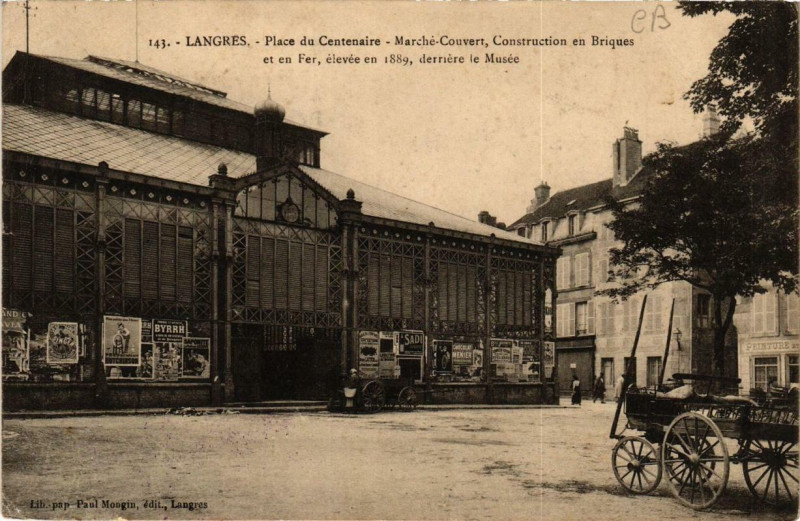 Carte postale ancienne Langres Place du Centenaire - Marche-Couvert à Langres