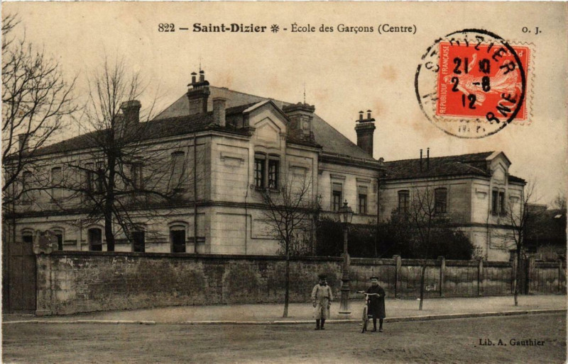 Carte postale ancienne Saint-Dizier Ecole des Garcons à Saint-Dizier