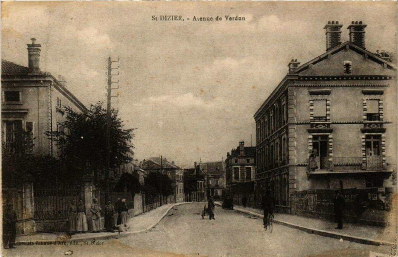 Carte postale ancienne Saint-Dizier Avenue de Verdun à Saint-Dizier
