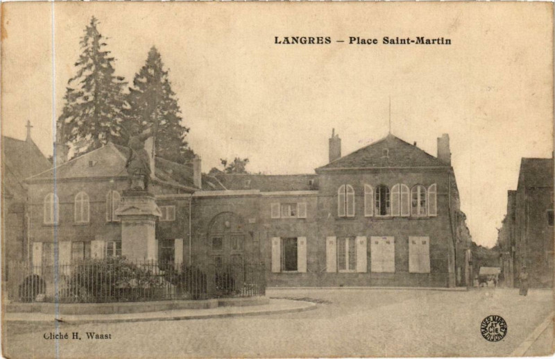 Carte postale ancienne Langres Place Saint-Martin à Langres