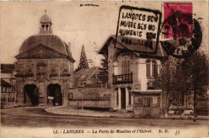 Carte postale ancienne Langres La Porte de Moulins et l'Octroi à Langres