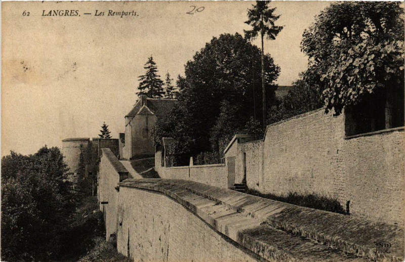 Carte postale ancienne Langres Les Remparts à Langres