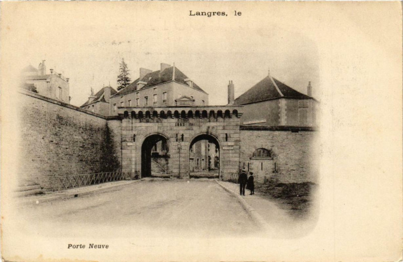 Carte postale ancienne Langres le Porte Neuve à Langres